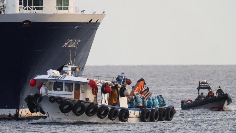 Evakuasi penumpang kapal pesiar MV Hondius, yang terdampak wabah hantavirus di pelabuhan Granadilla de Abona, Tenerife, Spanyol, 10 Mei 2026. (REUTERS/Hannah McKay)