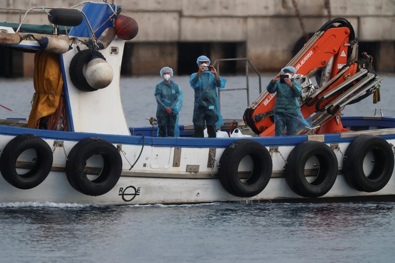 Evakuasi penumpang kapal pesiar MV Hondius, yang terdampak wabah hantavirus di pelabuhan Granadilla de Abona, Tenerife, Spanyol, 10 Mei 2026. (REUTERS/Hannah McKay)