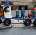 Evakuasi penumpang kapal pesiar MV Hondius, yang terdampak wabah hantavirus di pelabuhan Granadilla de Abona, Tenerife, Spanyol, 10 Mei 2026. (REUTERS/Hannah McKay)