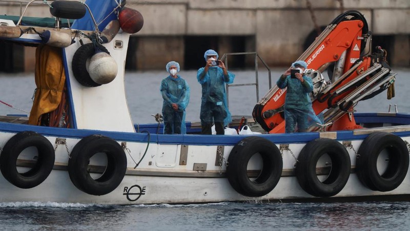 Evakuasi penumpang kapal pesiar MV Hondius, yang terdampak wabah hantavirus di pelabuhan Granadilla de Abona, Tenerife, Spanyol, 10 Mei 2026. (REUTERS/Hannah McKay)