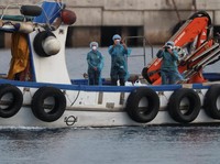Evakuasi penumpang kapal pesiar MV Hondius, yang terdampak wabah hantavirus di pelabuhan Granadilla de Abona, Tenerife, Spanyol, 10 Mei 2026. (REUTERS/Hannah McKay)