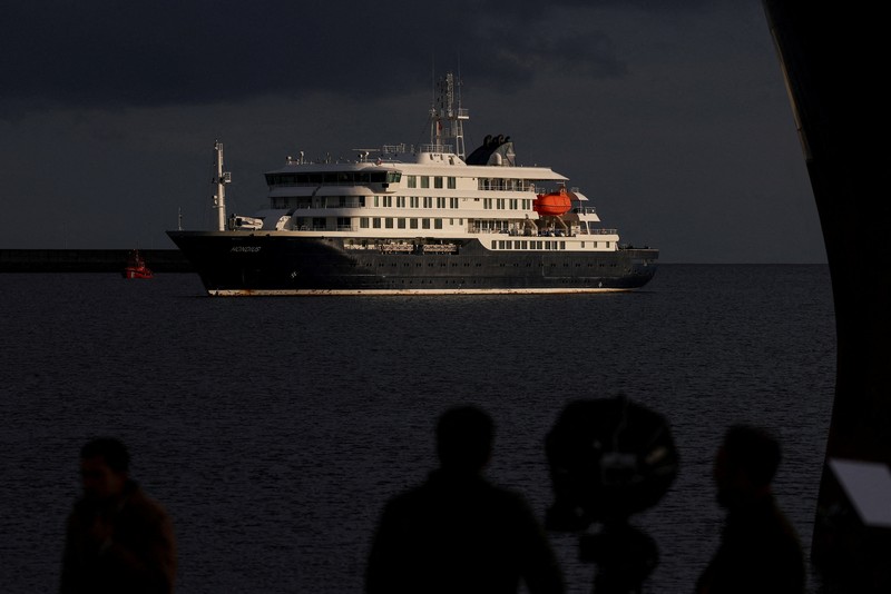 Evakuasi penumpang kapal pesiar MV Hondius, yang terdampak wabah hantavirus di pelabuhan Granadilla de Abona, Tenerife, Spanyol, 10 Mei 2026. (REUTERS/Hannah McKay)