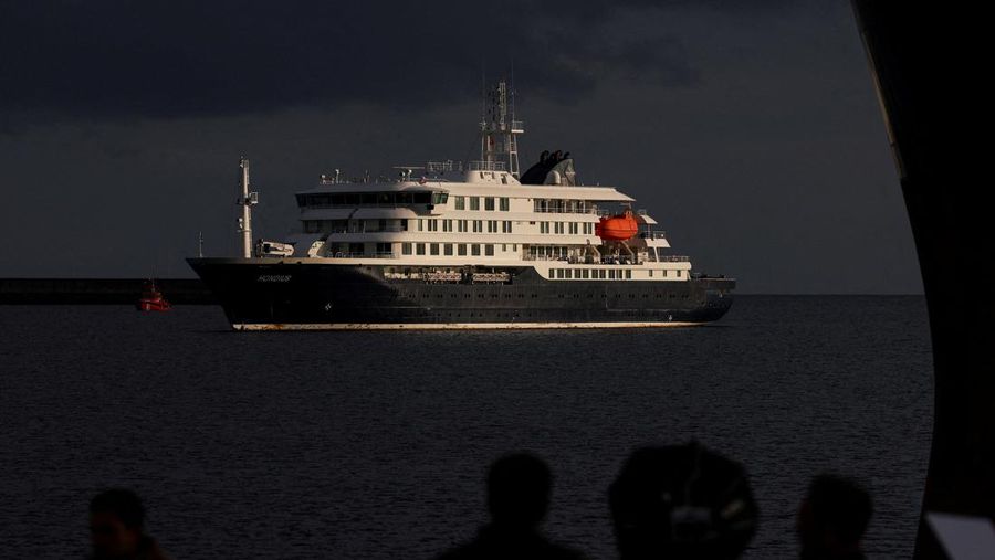 Evakuasi penumpang kapal pesiar MV Hondius, yang terdampak wabah hantavirus di pelabuhan Granadilla de Abona, Tenerife, Spanyol, 10 Mei 2026. (REUTERS/Hannah McKay)