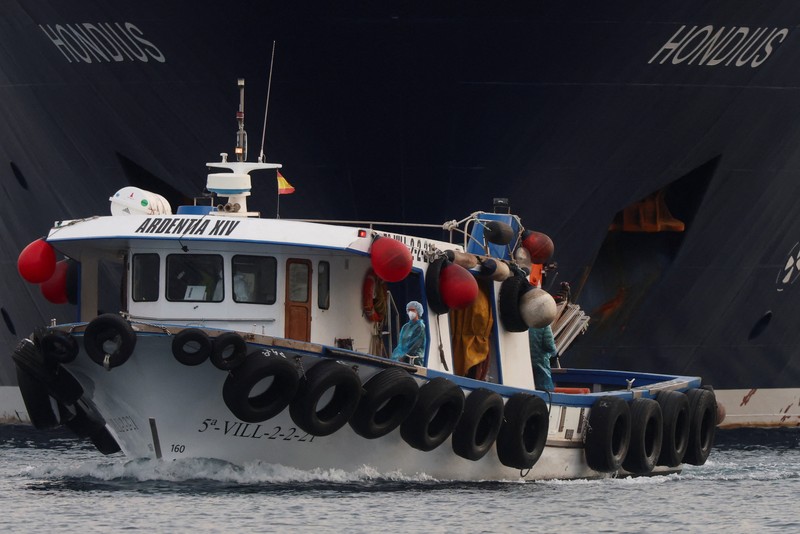 Evakuasi penumpang kapal pesiar MV Hondius, yang terdampak wabah hantavirus di pelabuhan Granadilla de Abona, Tenerife, Spanyol, 10 Mei 2026. (REUTERS/Hannah McKay)