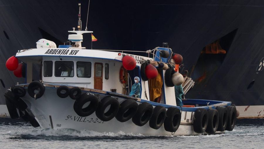 Evakuasi penumpang kapal pesiar MV Hondius, yang terdampak wabah hantavirus di pelabuhan Granadilla de Abona, Tenerife, Spanyol, 10 Mei 2026. (REUTERS/Hannah McKay)