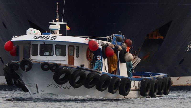 Evakuasi penumpang kapal pesiar MV Hondius, yang terdampak wabah hantavirus di pelabuhan Granadilla de Abona, Tenerife, Spanyol, 10 Mei 2026. (REUTERS/Hannah McKay)