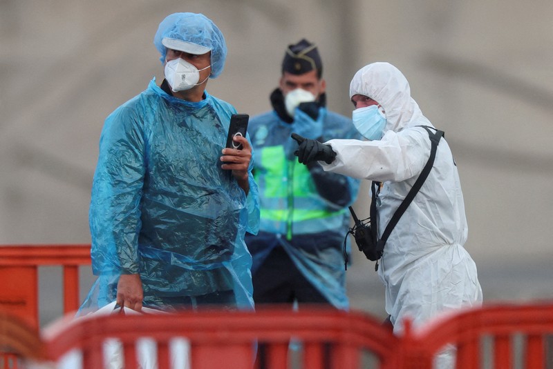 Evakuasi penumpang kapal pesiar MV Hondius, yang terdampak wabah hantavirus di pelabuhan Granadilla de Abona, Tenerife, Spanyol, 10 Mei 2026. (REUTERS/Hannah McKay)