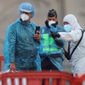 Evakuasi penumpang kapal pesiar MV Hondius, yang terdampak wabah hantavirus di pelabuhan Granadilla de Abona, Tenerife, Spanyol, 10 Mei 2026. (REUTERS/Hannah McKay)