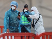 Evakuasi penumpang kapal pesiar MV Hondius, yang terdampak wabah hantavirus di pelabuhan Granadilla de Abona, Tenerife, Spanyol, 10 Mei 2026. (REUTERS/Hannah McKay)