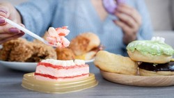 Craving Cemilan Sehabis Makan? Dokter Gizi Bagikan Tips Mengatasinya