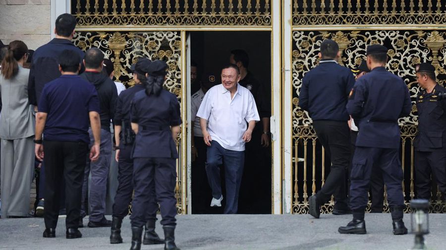 Mantan Perdana Menteri Thailand Thaksin Shinawatra saat dibebaskan dengan status parole di Bangkok, Thailand, Senin (11/5/2026). (REUTERS/Chalinee Thirasupa)