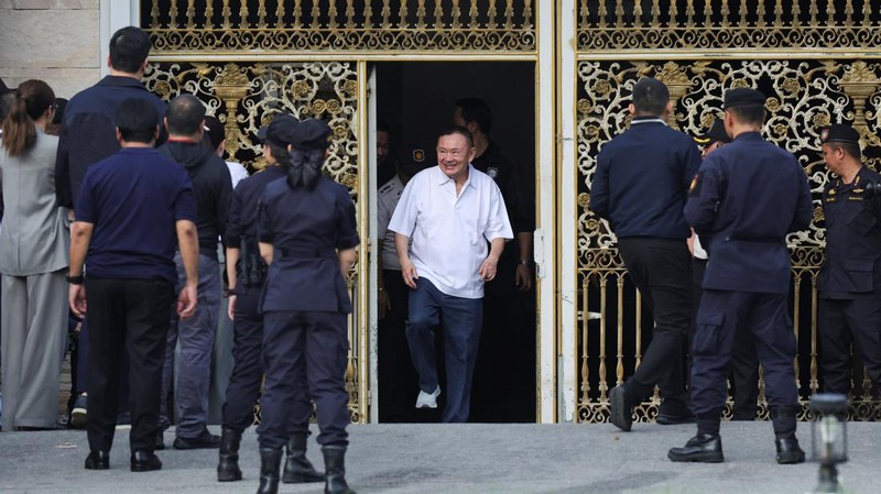 Mantan Perdana Menteri Thailand Thaksin Shinawatra saat dibebaskan dengan status parole di Bangkok, Thailand, Senin (11/5/2026). (REUTERS/Chalinee Thirasupa)