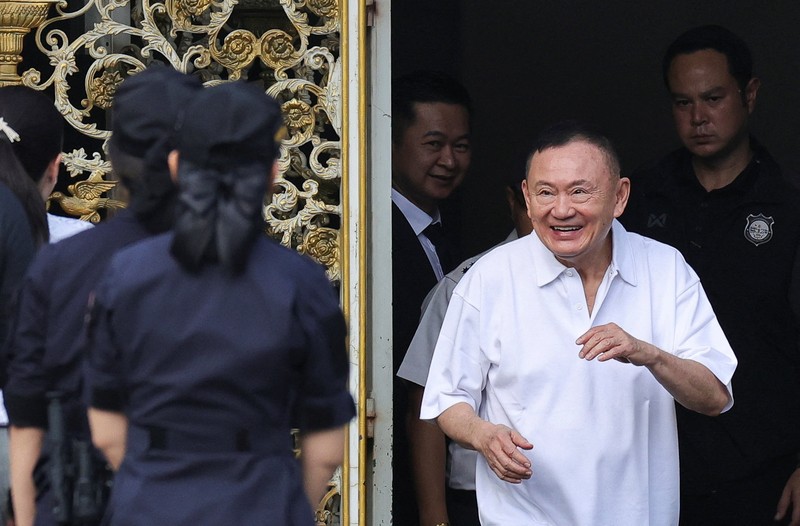 Mantan Perdana Menteri Thailand Thaksin Shinawatra saat dibebaskan dengan status parole di Bangkok, Thailand, Senin (11/5/2026). (REUTERS/Chalinee Thirasupa)