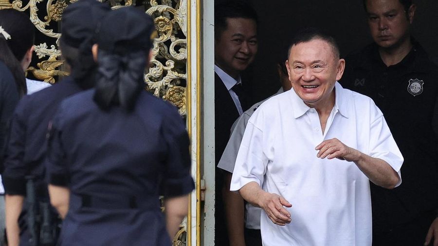 Mantan Perdana Menteri Thailand Thaksin Shinawatra saat dibebaskan dengan status parole di Bangkok, Thailand, Senin (11/5/2026). (REUTERS/Chalinee Thirasupa)