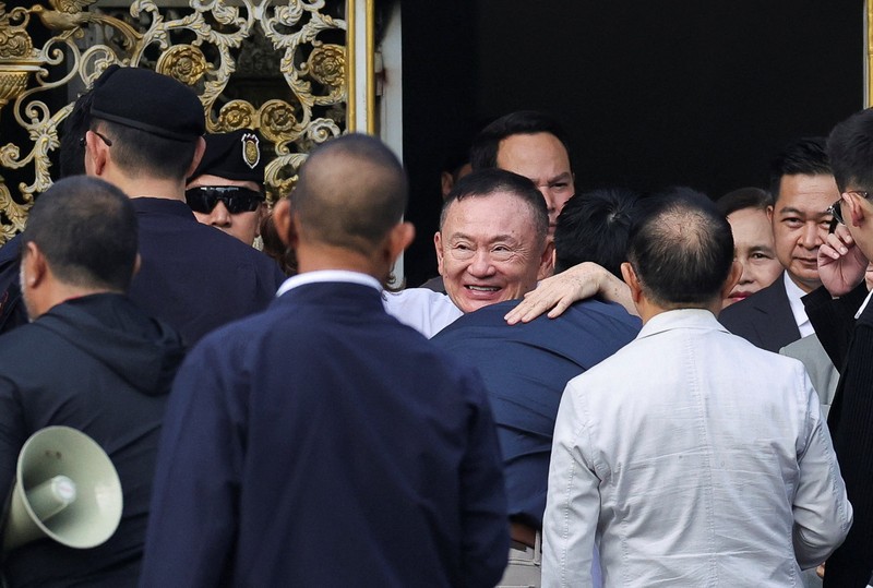 Mantan Perdana Menteri Thailand Thaksin Shinawatra saat dibebaskan dengan status parole di Bangkok, Thailand, Senin (11/5/2026). (REUTERS/Chalinee Thirasupa)