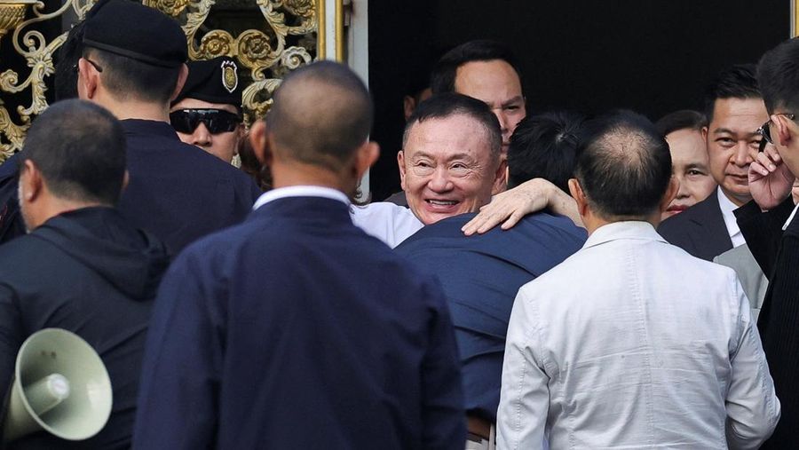 Mantan Perdana Menteri Thailand Thaksin Shinawatra saat dibebaskan dengan status parole di Bangkok, Thailand, Senin (11/5/2026). (REUTERS/Chalinee Thirasupa)