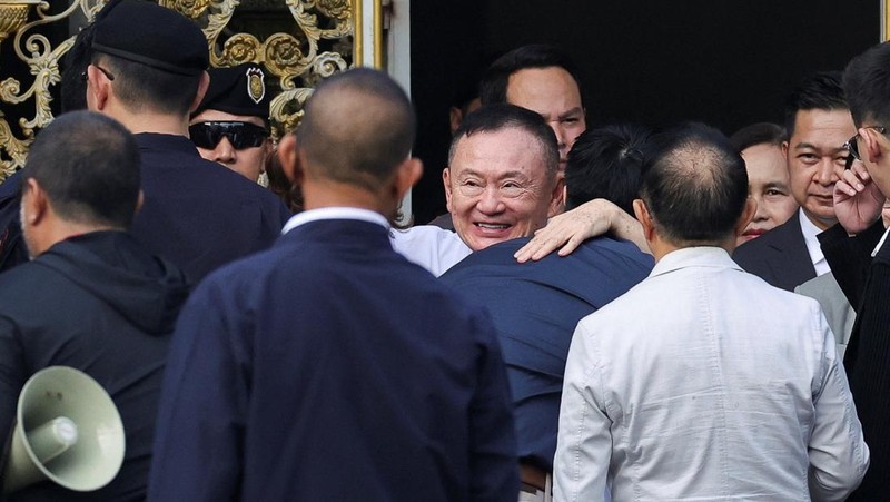 Mantan Perdana Menteri Thailand Thaksin Shinawatra saat dibebaskan dengan status parole di Bangkok, Thailand, Senin (11/5/2026). (REUTERS/Chalinee Thirasupa)