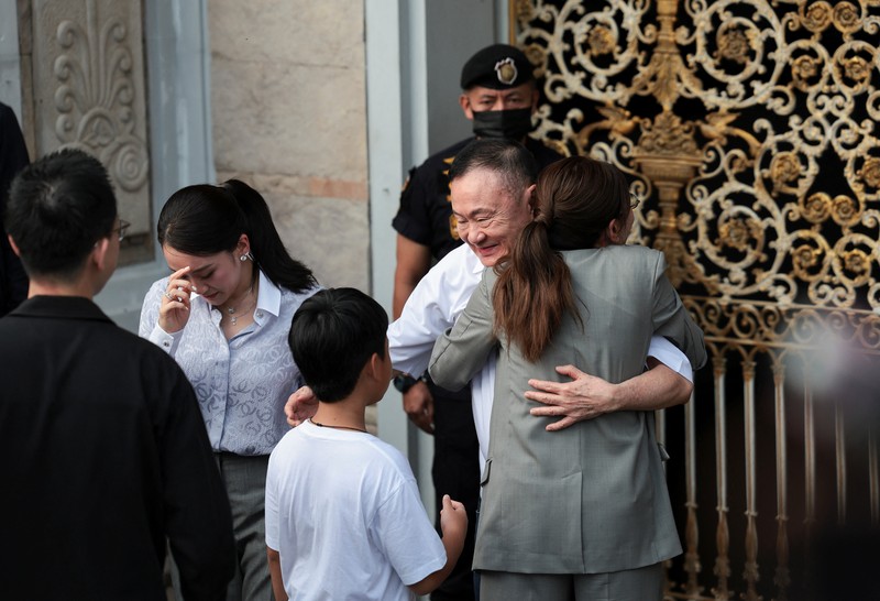Mantan Perdana Menteri Thailand Thaksin Shinawatra saat dibebaskan dengan status parole di Bangkok, Thailand, Senin (11/5/2026). (REUTERS/Chalinee Thirasupa)