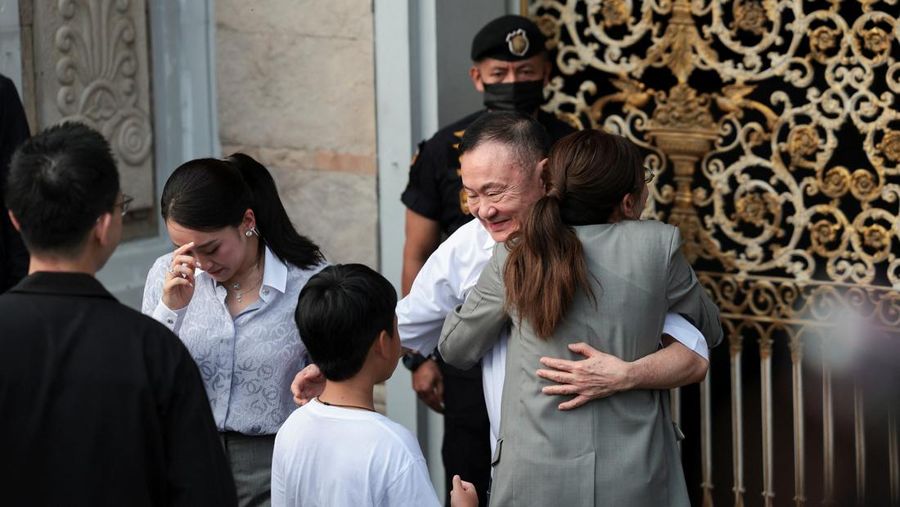 Mantan Perdana Menteri Thailand Thaksin Shinawatra saat dibebaskan dengan status parole di Bangkok, Thailand, Senin (11/5/2026). (REUTERS/Chalinee Thirasupa)