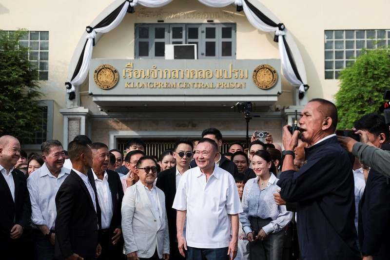 Mantan Perdana Menteri Thailand Thaksin Shinawatra saat dibebaskan dengan status parole di Bangkok, Thailand, Senin (11/5/2026). (REUTERS/Chalinee Thirasupa)