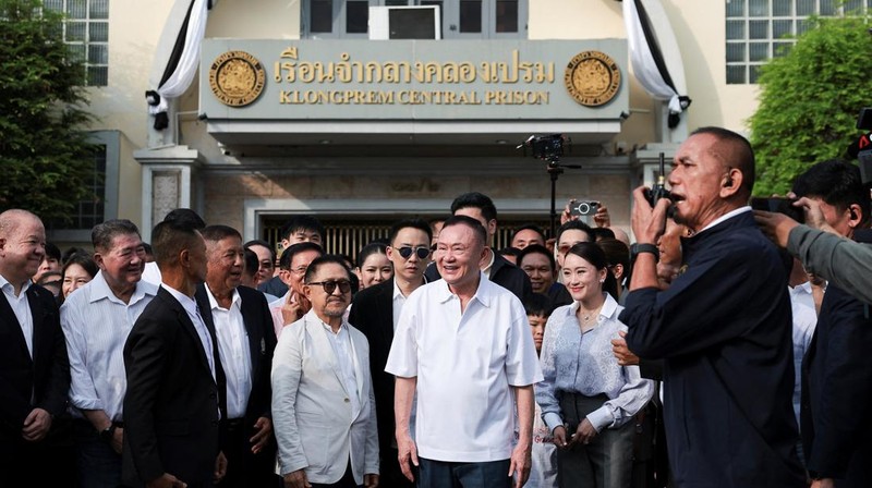 Mantan Perdana Menteri Thailand Thaksin Shinawatra saat dibebaskan dengan status parole di Bangkok, Thailand, Senin (11/5/2026). (REUTERS/Chalinee Thirasupa)