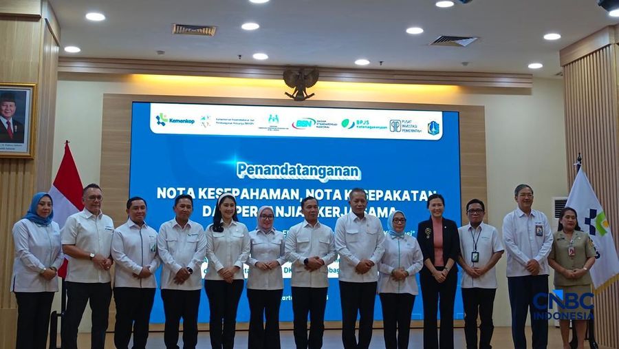 Menteri Koperasi melakukan penandatanganan Nota Kesepahaman Bersama dan Perjanjian Kerja Sama antara Kemendukbangga/BKKBN, KPPPA), BSN; BPJS Ketenagakerjaan; PIP; dan Pemprov DKI Jakarta di Auditorium Kemenkop, Jakarta, Senin (11/5/2026). (CNBC Indon