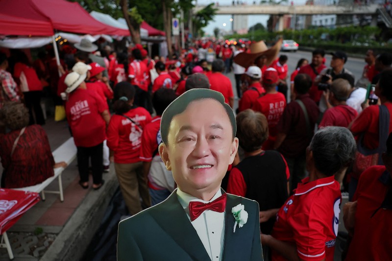 Mantan Perdana Menteri Thailand Thaksin Shinawatra saat dibebaskan dengan status parole di Bangkok, Thailand, Senin (11/5/2026). (REUTERS/Chalinee Thirasupa)