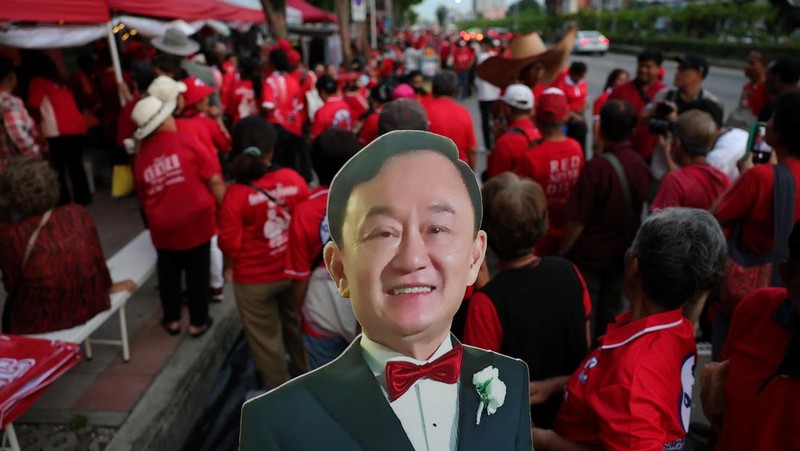 Pendukung mantan Perdana Menteri Thailand Thaksin Shinawatra menunggu pembebasannya, di Bangkok, Thailand, Senin (11/5/2026). (REUTERS/Athit Perawongmetha)