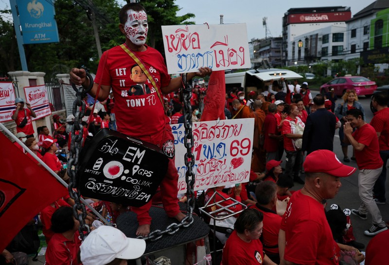 Mantan Perdana Menteri Thailand Thaksin Shinawatra saat dibebaskan dengan status parole di Bangkok, Thailand, Senin (11/5/2026). (REUTERS/Chalinee Thirasupa)