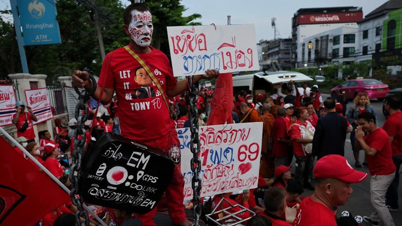 Pendukung mantan Perdana Menteri Thailand Thaksin Shinawatra menunggu pembebasannya, di Bangkok, Thailand, Senin (11/5/2026). (REUTERS/Athit Perawongmetha)
