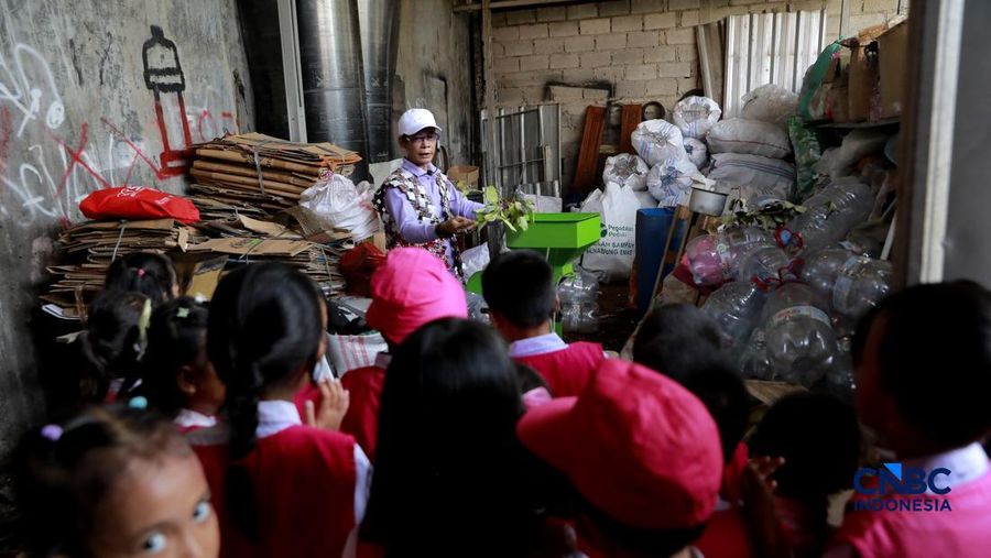 Pengelola Bank Sampah Rahmat memberikan edukasi pengelolaan sampah kepada siswa taman kanak-kanak (TK) di Bank Sampah Persatuan, Jalan Persatuan RW 08, Pondok Kelapa, Duren Sawit, Jakarta Timur, Senin (11/5/2026). (CNBC Indonesia/Muhammad Sabki)