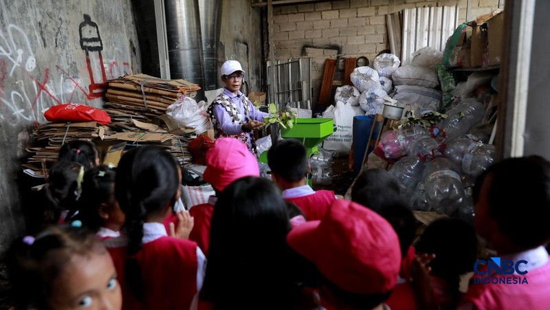Pengelola Bank Sampah Rahmat memberikan edukasi pengelolaan sampah kepada siswa taman kanak-kanak (TK) di Bank Sampah Persatuan, Jalan Persatuan RW 08, Pondok Kelapa, Duren Sawit, Jakarta Timur, Senin (11/5/2026). (CNBC Indonesia/Muhammad Sabki)