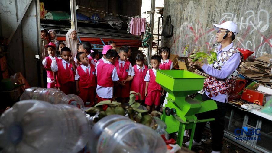 Pengelola Bank Sampah Rahmat memberikan edukasi pengelolaan sampah kepada siswa taman kanak-kanak (TK) di Bank Sampah Persatuan, Jalan Persatuan RW 08, Pondok Kelapa, Duren Sawit, Jakarta Timur, Senin (11/5/2026). (CNBC Indonesia/Muhammad Sabki)