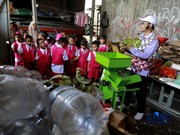 Pengelola Bank Sampah Rahmat memberikan edukasi pengelolaan sampah kepada siswa taman kanak-kanak (TK) di Bank Sampah Persatuan, Jalan Persatuan RW 08, Pondok Kelapa, Duren Sawit, Jakarta Timur, Senin (11/5/2026). (CNBC Indonesia/Muhammad Sabki)