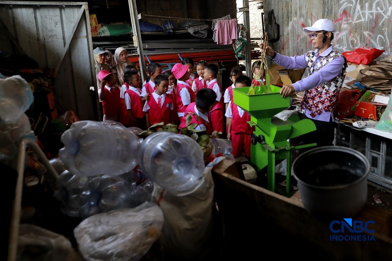 Pengelola Bank Sampah Rahmat memberikan edukasi pengelolaan sampah kepada siswa taman kanak-kanak (TK) di Bank Sampah Persatuan, Jalan Persatuan RW 08, Pondok Kelapa, Duren Sawit, Jakarta Timur, Senin (11/5/2026). (CNBC Indonesia/Muhammad Sabki)