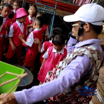 Pengelola Bank Sampah Rahmat memberikan edukasi pengelolaan sampah kepada siswa taman kanak-kanak (TK) di Bank Sampah Persatuan, Jalan Persatuan RW 08, Pondok Kelapa, Duren Sawit, Jakarta Timur, Senin (11/5/2026). (CNBC Indonesia/Muhammad Sabki)