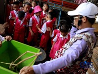 Pengelola Bank Sampah Rahmat memberikan edukasi pengelolaan sampah kepada siswa taman kanak-kanak (TK) di Bank Sampah Persatuan, Jalan Persatuan RW 08, Pondok Kelapa, Duren Sawit, Jakarta Timur, Senin (11/5/2026). (CNBC Indonesia/Muhammad Sabki)