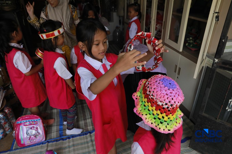Pengelola Bank Sampah Rahmat memberikan edukasi pengelolaan sampah kepada siswa taman kanak-kanak (TK) di Bank Sampah Persatuan, Jalan Persatuan RW 08, Pondok Kelapa, Duren Sawit, Jakarta Timur, Senin (11/5/2026). (CNBC Indonesia/Muhammad Sabki)