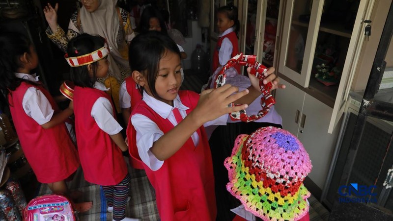 Pengelola Bank Sampah Rahmat memberikan edukasi pengelolaan sampah kepada siswa taman kanak-kanak (TK) di Bank Sampah Persatuan, Jalan Persatuan RW 08, Pondok Kelapa, Duren Sawit, Jakarta Timur, Senin (11/5/2026). (CNBC Indonesia/Muhammad Sabki)