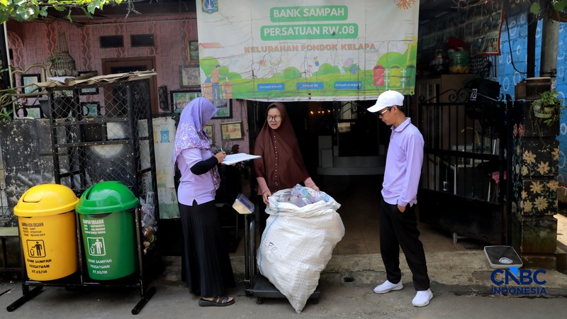 Pengelola Bank Sampah Rahmat memberikan edukasi pengelolaan sampah kepada siswa taman kanak-kanak (TK) di Bank Sampah Persatuan, Jalan Persatuan RW 08, Pondok Kelapa, Duren Sawit, Jakarta Timur, Senin (11/5/2026). (CNBC Indonesia/Muhammad Sabki)