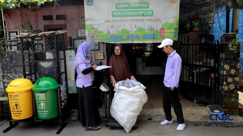 Pengelola Bank Sampah Rahmat memberikan edukasi pengelolaan sampah kepada siswa taman kanak-kanak (TK) di Bank Sampah Persatuan, Jalan Persatuan RW 08, Pondok Kelapa, Duren Sawit, Jakarta Timur, Senin (11/5/2026). (CNBC Indonesia/Muhammad Sabki)