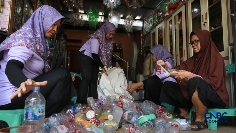 Pengelola Bank Sampah Rahmat memberikan edukasi pengelolaan sampah kepada siswa taman kanak-kanak (TK) di Bank Sampah Persatuan, Jalan Persatuan RW 08, Pondok Kelapa, Duren Sawit, Jakarta Timur, Senin (11/5/2026). (CNBC Indonesia/Muhammad Sabki)