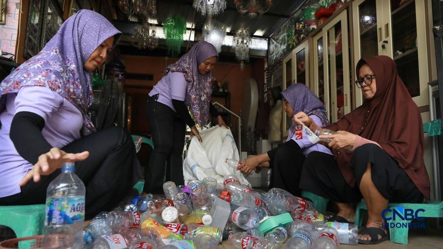 Pengelola Bank Sampah Rahmat memberikan edukasi pengelolaan sampah kepada siswa taman kanak-kanak (TK) di Bank Sampah Persatuan, Jalan Persatuan RW 08, Pondok Kelapa, Duren Sawit, Jakarta Timur, Senin (11/5/2026). (CNBC Indonesia/Muhammad Sabki)