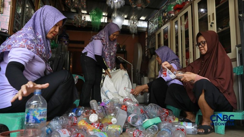 Pengelola Bank Sampah Rahmat memberikan edukasi pengelolaan sampah kepada siswa taman kanak-kanak (TK) di Bank Sampah Persatuan, Jalan Persatuan RW 08, Pondok Kelapa, Duren Sawit, Jakarta Timur, Senin (11/5/2026). (CNBC Indonesia/Muhammad Sabki)