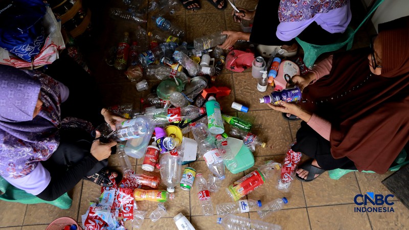 Pengelola Bank Sampah Rahmat memberikan edukasi pengelolaan sampah kepada siswa taman kanak-kanak (TK) di Bank Sampah Persatuan, Jalan Persatuan RW 08, Pondok Kelapa, Duren Sawit, Jakarta Timur, Senin (11/5/2026). (CNBC Indonesia/Muhammad Sabki)