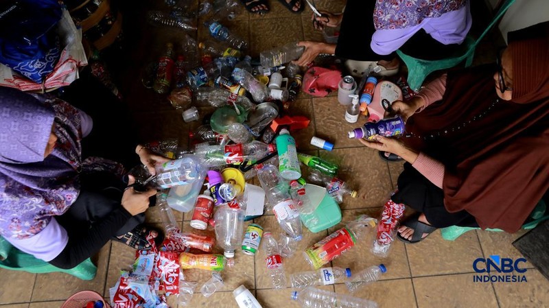 Pengelola Bank Sampah Rahmat memberikan edukasi pengelolaan sampah kepada siswa taman kanak-kanak (TK) di Bank Sampah Persatuan, Jalan Persatuan RW 08, Pondok Kelapa, Duren Sawit, Jakarta Timur, Senin (11/5/2026). (CNBC Indonesia/Muhammad Sabki)