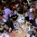Pengelola Bank Sampah Rahmat memberikan edukasi pengelolaan sampah kepada siswa taman kanak-kanak (TK) di Bank Sampah Persatuan, Jalan Persatuan RW 08, Pondok Kelapa, Duren Sawit, Jakarta Timur, Senin (11/5/2026). (CNBC Indonesia/Muhammad Sabki)