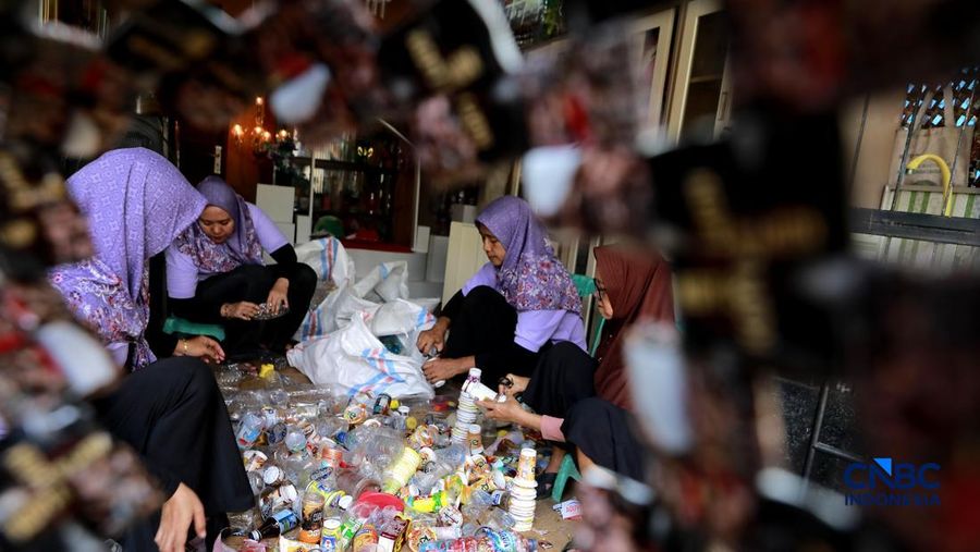 Pengelola Bank Sampah Rahmat memberikan edukasi pengelolaan sampah kepada siswa taman kanak-kanak (TK) di Bank Sampah Persatuan, Jalan Persatuan RW 08, Pondok Kelapa, Duren Sawit, Jakarta Timur, Senin (11/5/2026). (CNBC Indonesia/Muhammad Sabki)
