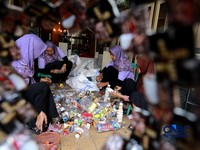 Pengelola Bank Sampah Rahmat memberikan edukasi pengelolaan sampah kepada siswa taman kanak-kanak (TK) di Bank Sampah Persatuan, Jalan Persatuan RW 08, Pondok Kelapa, Duren Sawit, Jakarta Timur, Senin (11/5/2026). (CNBC Indonesia/Muhammad Sabki)