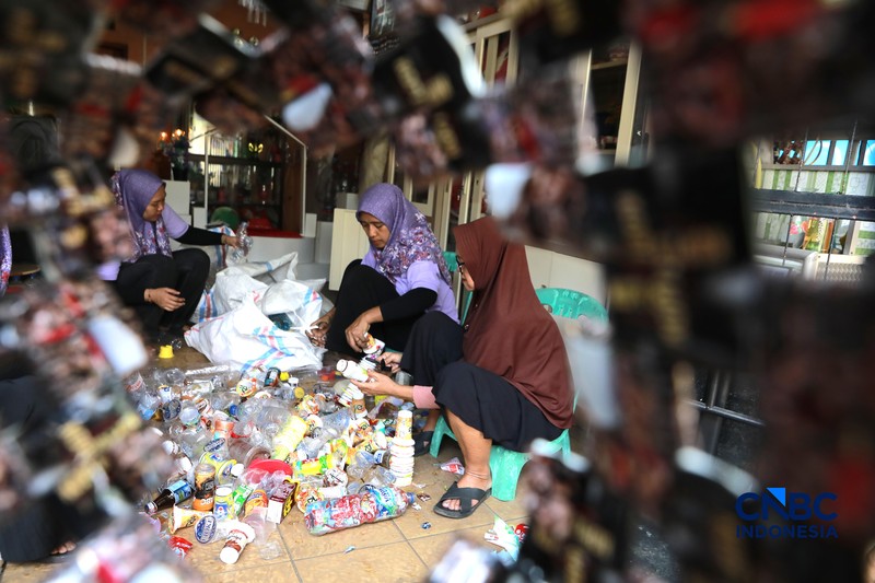 Pengelola Bank Sampah Rahmat memberikan edukasi pengelolaan sampah kepada siswa taman kanak-kanak (TK) di Bank Sampah Persatuan, Jalan Persatuan RW 08, Pondok Kelapa, Duren Sawit, Jakarta Timur, Senin (11/5/2026). (CNBC Indonesia/Muhammad Sabki)